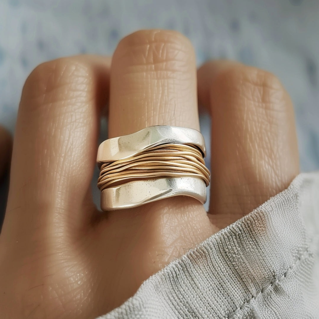 Vågspel – Handgjord Ring i Silver & Guldtråd