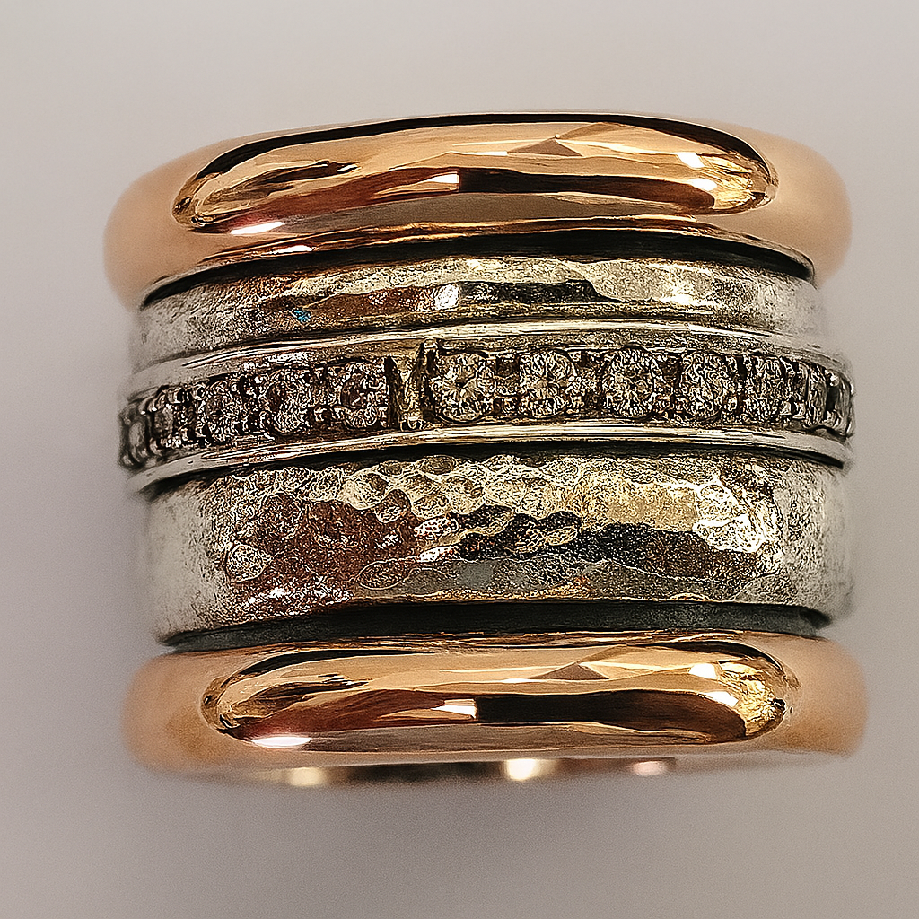 Skikt – Handgjord ring i guld, silver & gnistrande detaljer