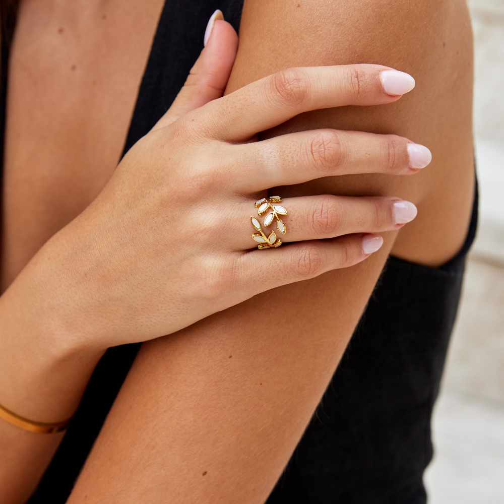 Olivia – Justerbar Ring med Blad i Guld & Vitt Emalj