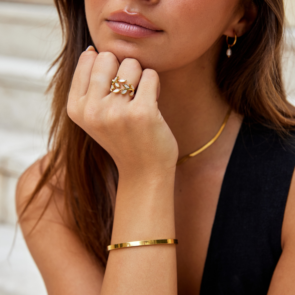 Olivia – Justerbar Ring med Blad i Guld & Vitt Emalj