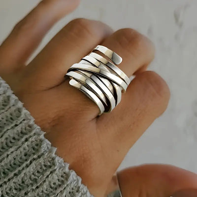 Storm – Handgjord Silverring med Dynamisk Design