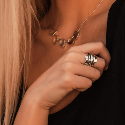 Storm – Handgjord Silverring med Dynamisk Design