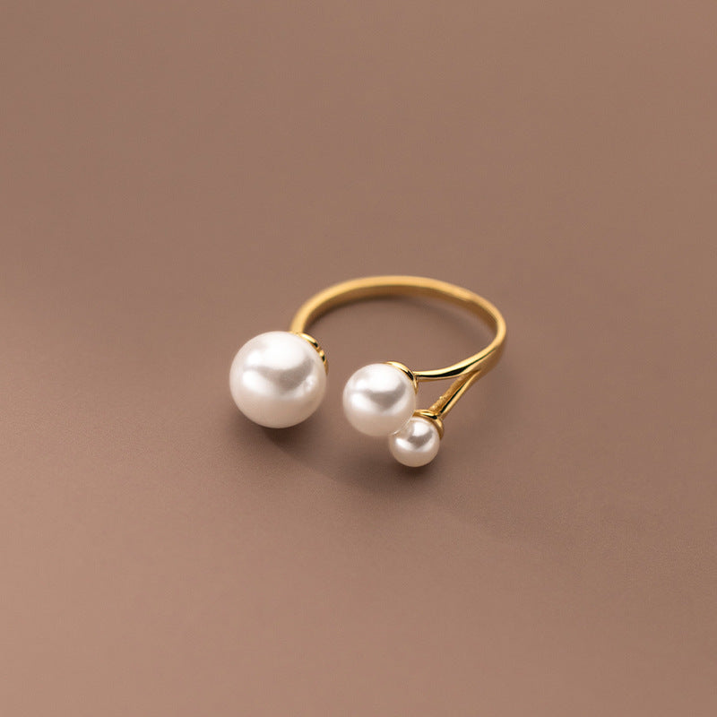 Trio Pearl – Öppen Ring med Tre Pärlor & Guldton