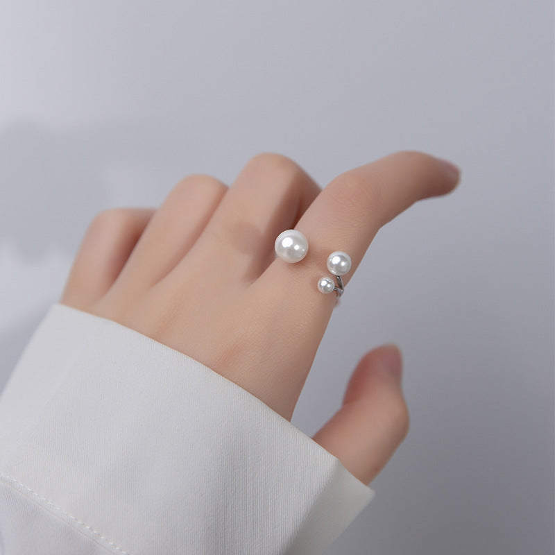 Trio Pearl – Öppen Ring med Tre Pärlor & Guldton