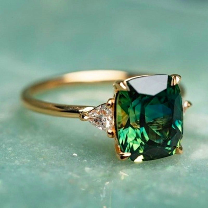 Emeraldéa – Guldpläterad Ring med Grön Kristall