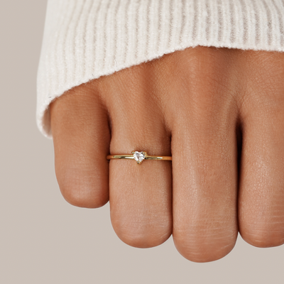 Hjärta – Tunn Ring med Hjärtformad Kristall & Guldton