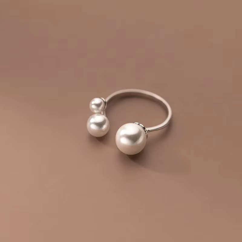 Trio Pearl – Öppen Ring med Tre Pärlor & Guldton