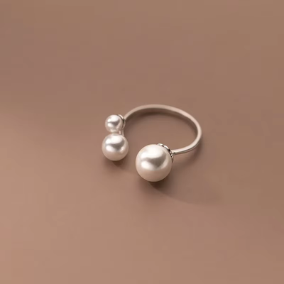 Trio Pearl – Öppen Ring med Tre Pärlor & Guldton