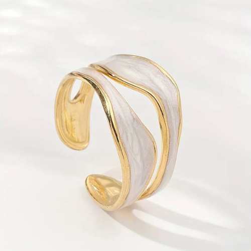 Ljusvind – Handgjord Ring i Guld & Pärlemorstruktur