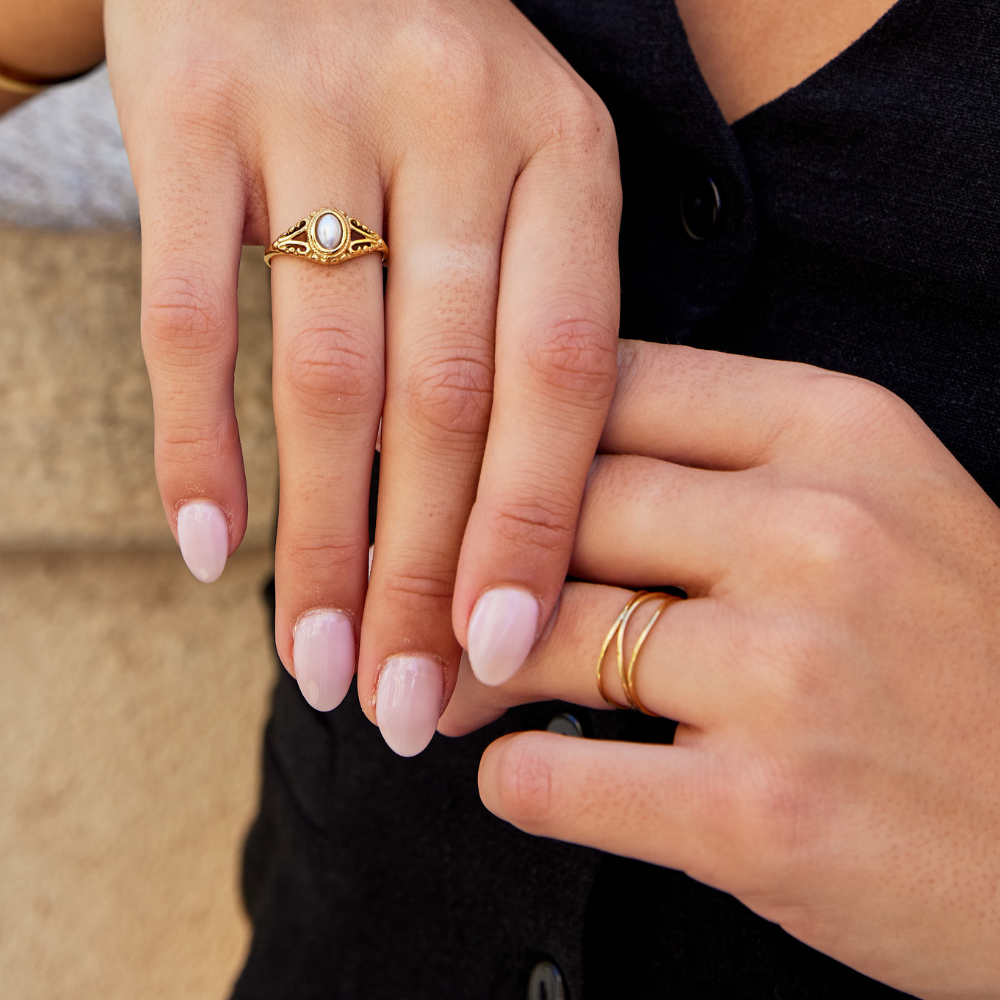 Linjé – Minimalistisk Ring i Guldton