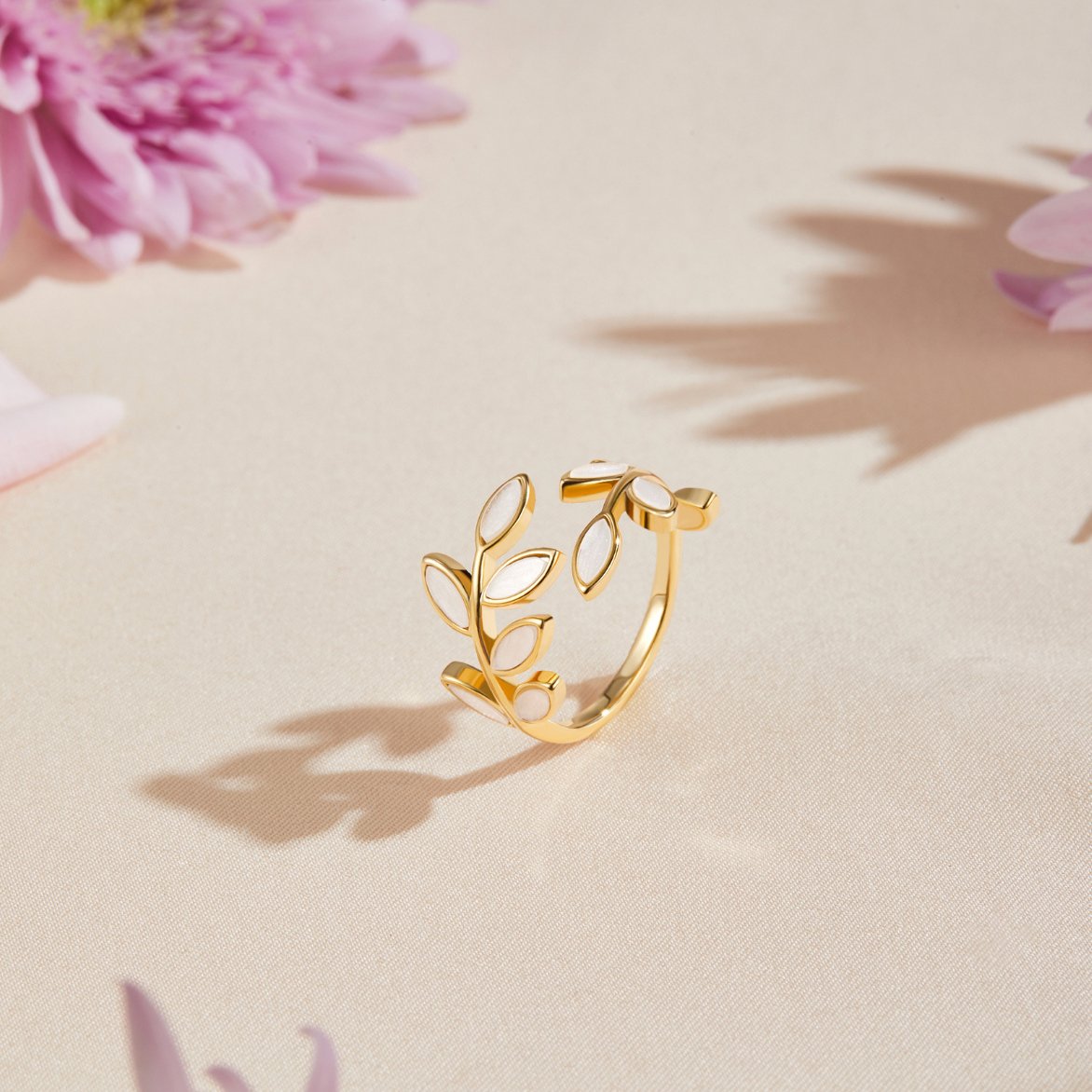 Olivia – Justerbar Ring med Blad i Guld & Vitt Emalj