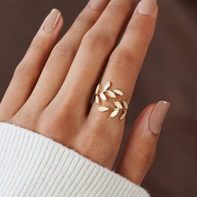 Olivia – Justerbar Ring med Blad i Guld & Vitt Emalj