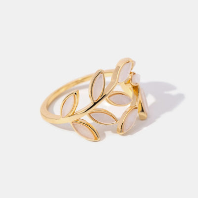 Olivia – Justerbar Ring med Blad i Guld & Vitt Emalj