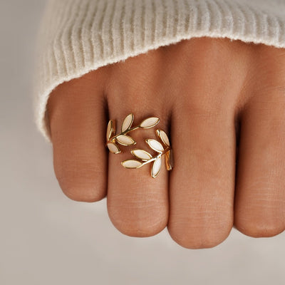 Olivia – Justerbar Ring med Blad i Guld & Vitt Emalj