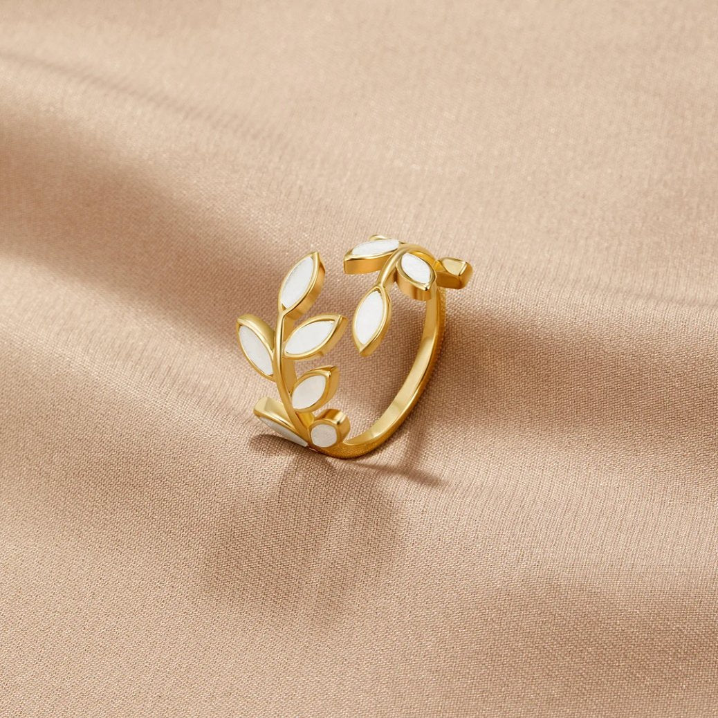 Olivia – Justerbar Ring med Blad i Guld & Vitt Emalj