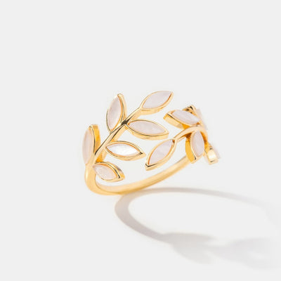 Olivia – Justerbar Ring med Blad i Guld & Vitt Emalj