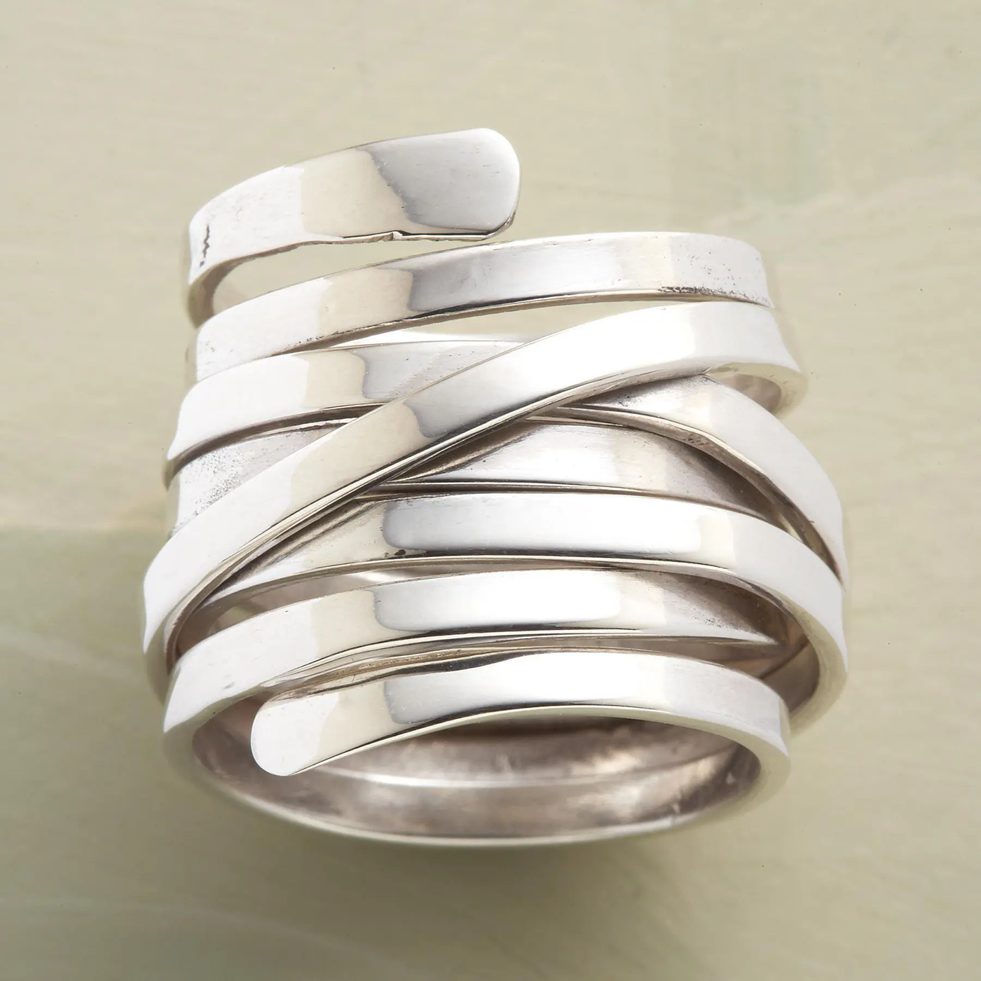 Storm – Handgjord Silverring med Dynamisk Design