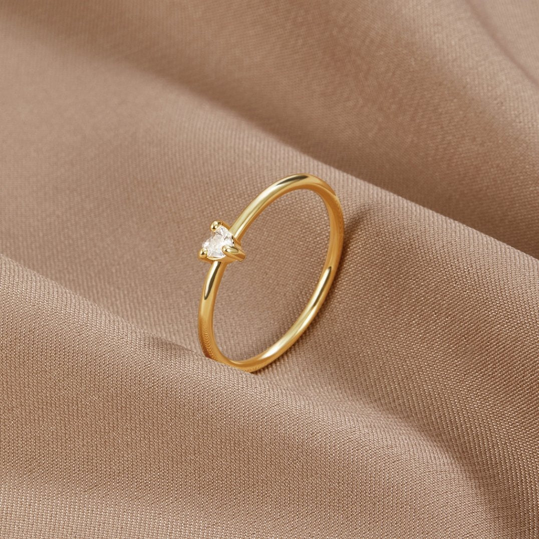 Hjärta – Tunn Ring med Hjärtformad Kristall & Guldton
